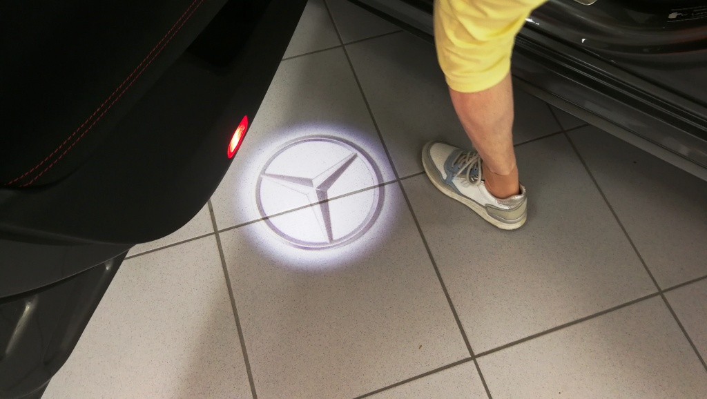 Ein Besuch bei Mercedes in Heidelberg mit dem Mercedes Logo auf dem Boden bei geöffneter Fahrertüre