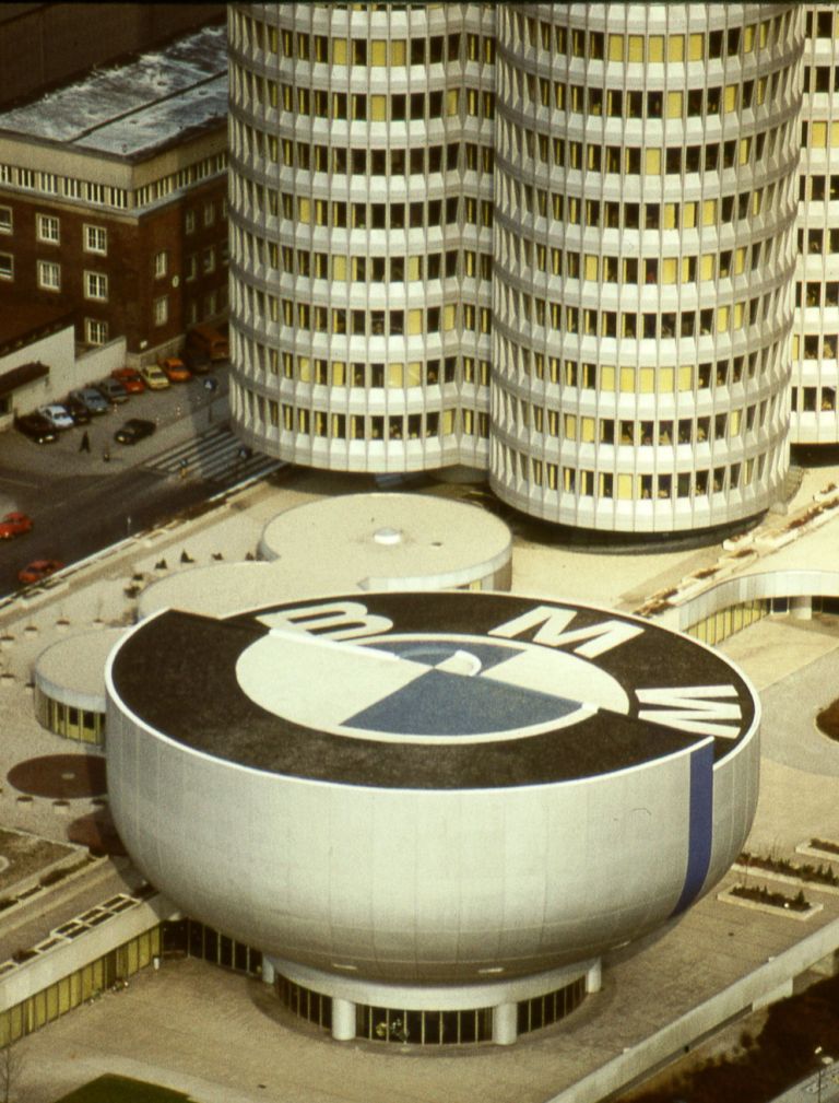 BMW-Türme als 4 Zylinder in München ein Wahrzeichen einer Premiummarke - ein Wahrzeichen das wohl anfängt zu wackeln - Eine symbolträchtige Kulisse – die ich wohl in Zukunft vermisse