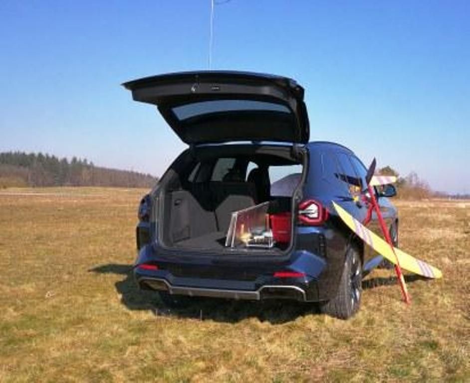 iX3 auf dem Flugfeld zum Segelfliegen, Auto als Flugzeugträger