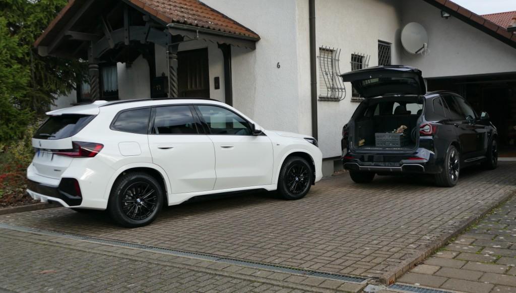 Der neue BMW iX1 in der heimischen Einfahrt – ein Symbol für den Neuanfang und wiedergewonnenes Vertrauen.