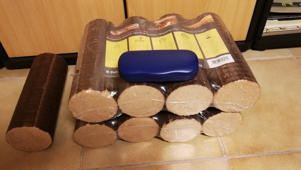 Buchenholzpäckchen mit 4 Stücken und 52 kWh Energiegehalt mit Brillenetui zum Größenvergleich