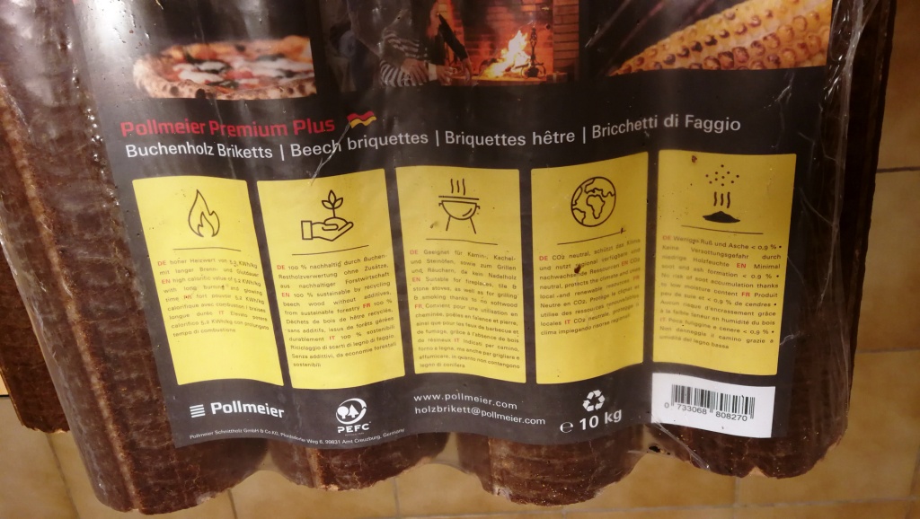 Buchenholzpäckchen mit 4 Stücken und 52 kWh Energiegehalt mit Etikett