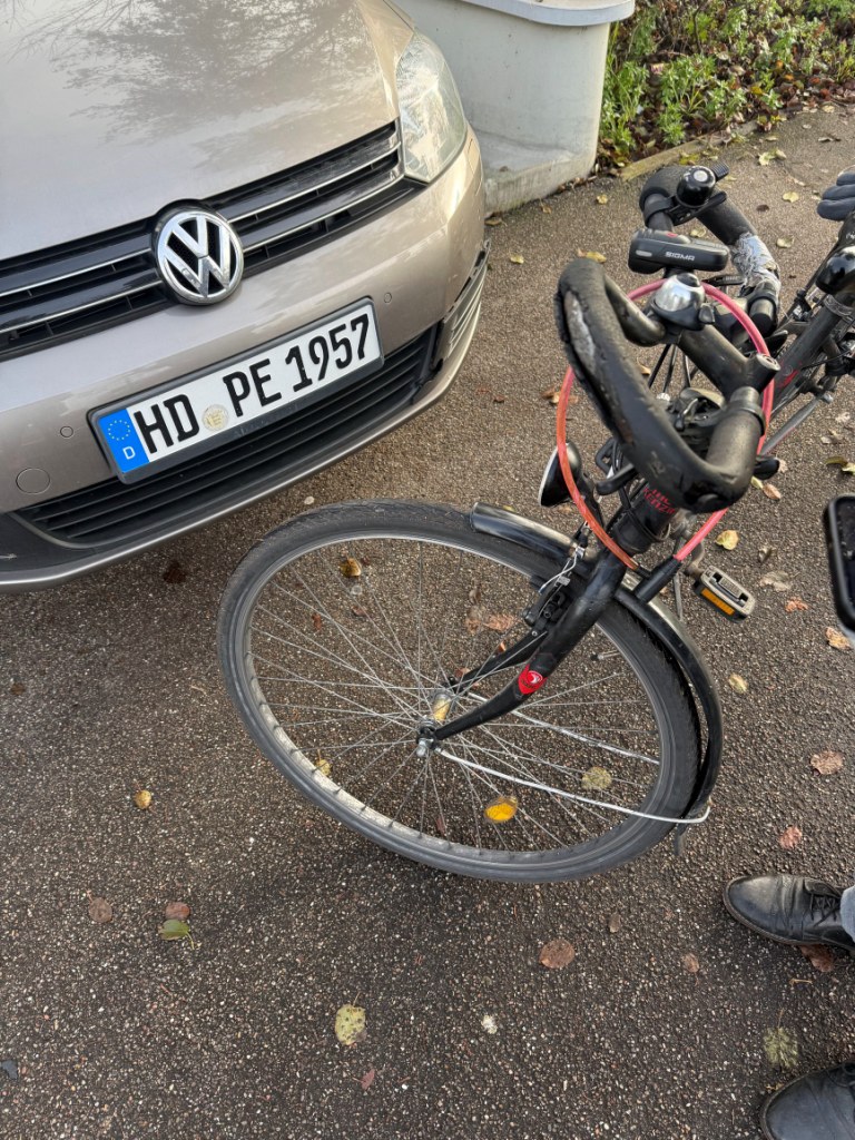 Mein Golf beim verlassen einer Tiefgarage wurde stehend von einem Radfahrer mit großer Wucht getroffen, dieser war wohl nicht besoffen