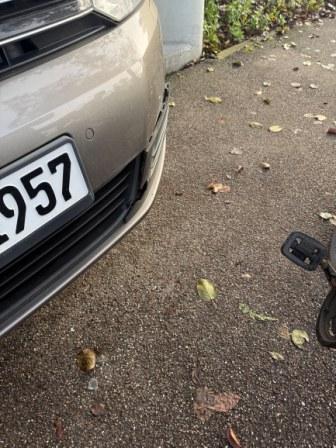 Einen Radfahrer auf dem Gehweg erkennt man dort schwer, zudem gibt ein Radweg hinter dem Grünstreifen viel her.