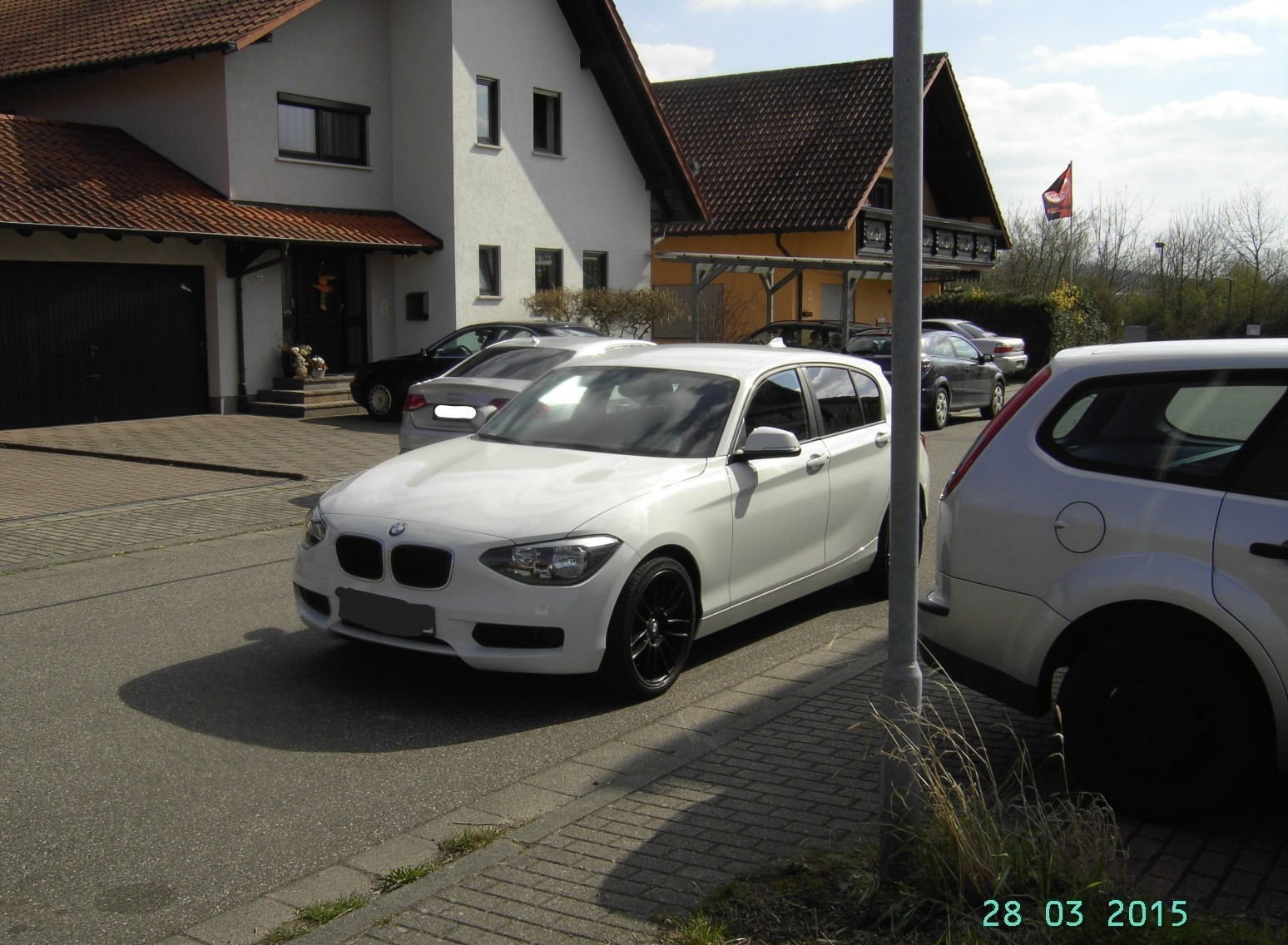 Parkendes Auto vor der Einfahrt erhöht die Lebenslasten