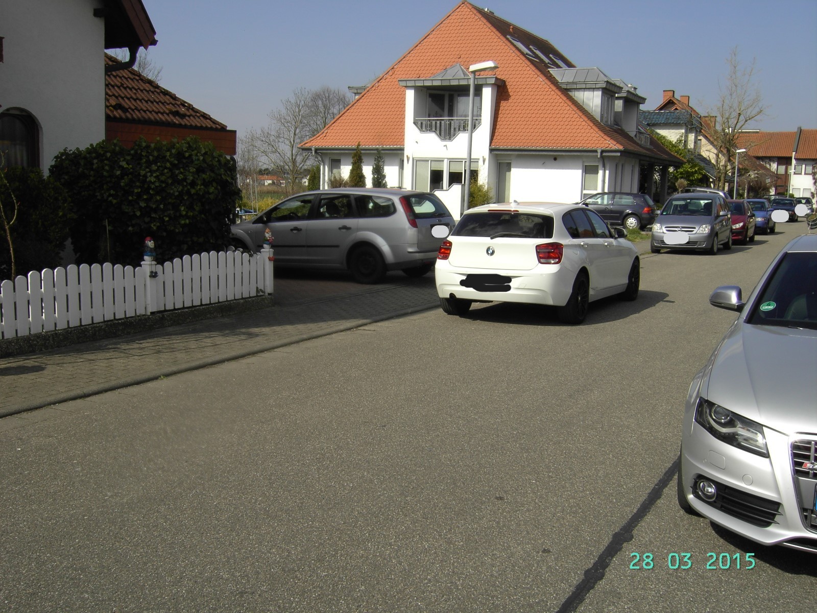 Parkendes Auto vor der Einfahrt erhöht die Lebenslasten