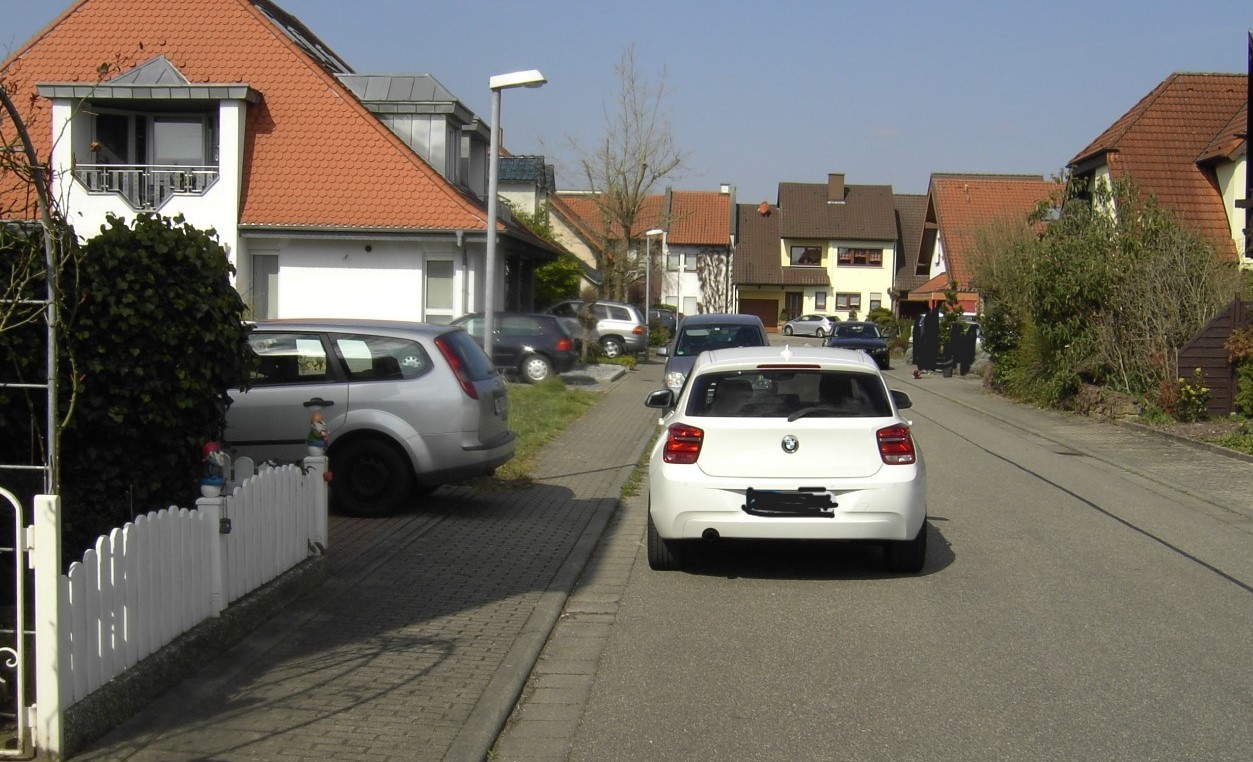 Parkendes Auto vor der Einfahrt erhöht die Lebenslasten