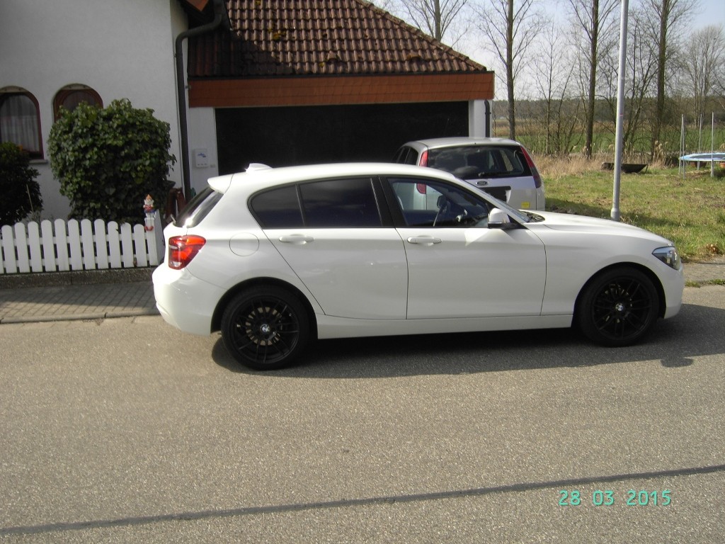 Parkendes Auto vor der Einfahrt erhöht die Lebenslasten