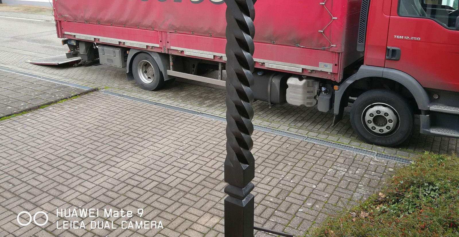 Lieferwagen blockiert Zufahrt