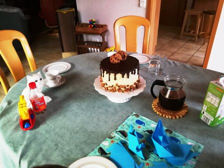 Festliche Geburtstagstorte mit Glasur und Kerzen