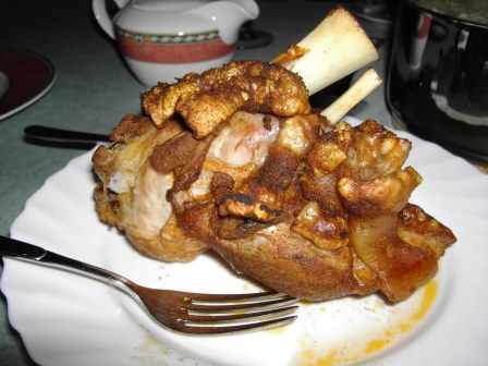 Gegrillter Haxen mit Sauerkraut und Semmelknödel