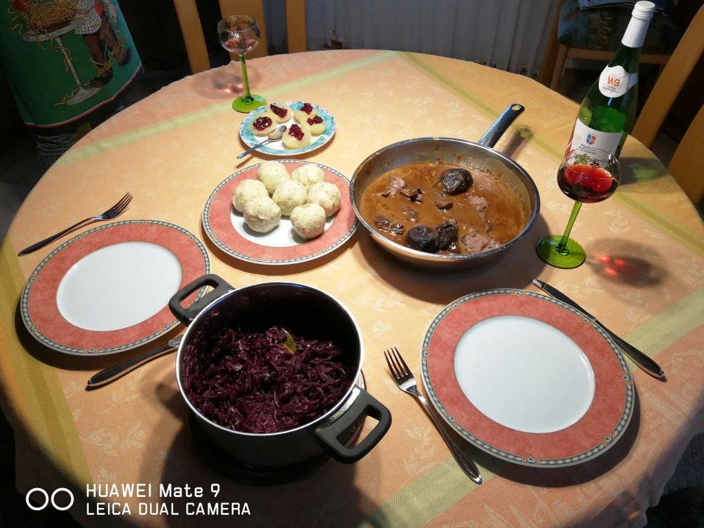 Hirschbraten mit Kartoffelknödel, Rotkraut und Birne mit Preiselbeeren