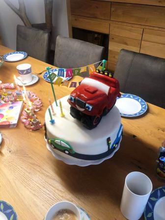 Autokuchen mit essbaren Elementen