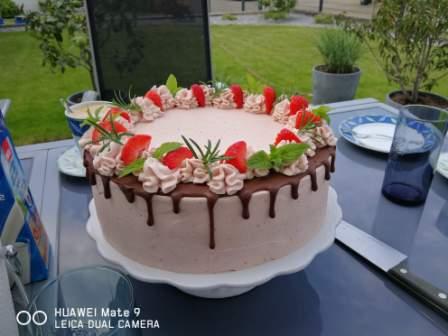 Muttertagskuchen auf einer Terrasse