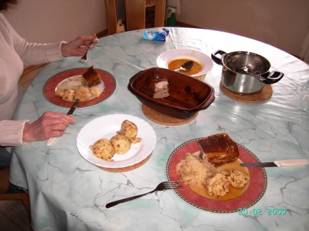 Schweinebauch mit Sauerkraut und Knödel