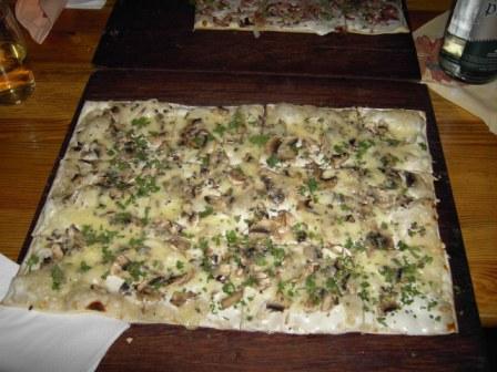 Vulkan-Geburtstagskuchen mit Dinos und essbaren Palmen