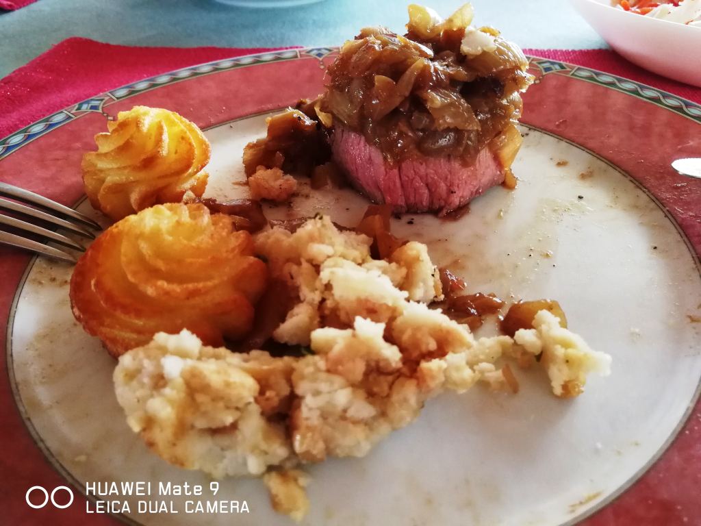 300g Rumpsteak medium mit Zwiebeln, Herzoginkartoffeln und Knödel mit Rotwein