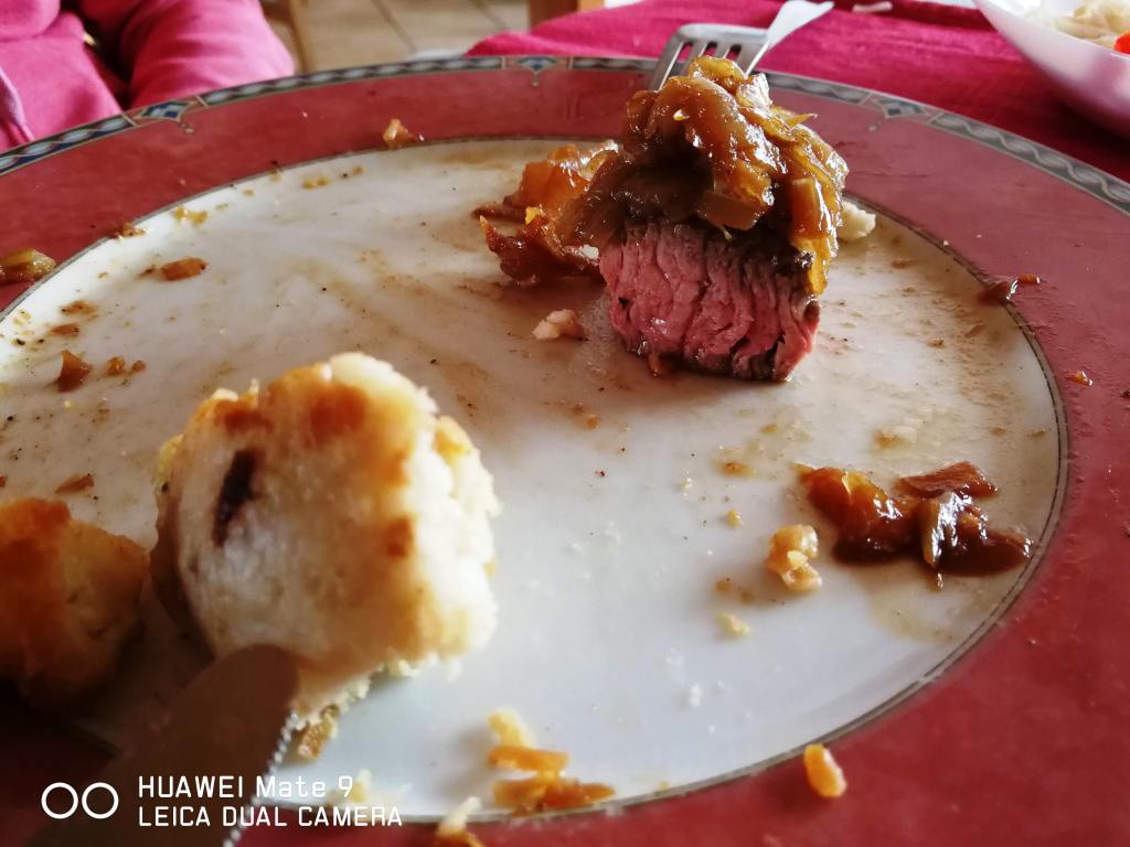 300g Rumpsteak medium mit Zwiebeln, Herzoginkartoffeln und Knödel mit Rotwein